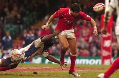 11.11.06 - Wales v Pacific Islanders - Invesco Perpetual Series - Wales' Mike Phillips loses the ball in contact to Pacific Islanders' Seilala Mapasua 