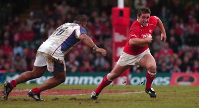 11.11.06 - Wales v Pacific Islanders - Invesco Perpetual Series - Wales' Huw Bennett tries to get past Pacific Islanders' Aleki Lutui 