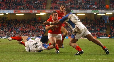 11.11.06 - Wales v Pacific Islanders - Invesco Perpetual Series - Wales' Huw Bennett takes on Pacific Islanders' Sailosi Tagicakibau(L) and Sailosi Tagicakibau 