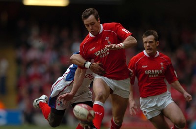 11.11.06  Wales v Pacific Islands  Mark Jones kicks past Lome Fa'atau  