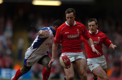 11.11.06  Wales v Pacific Islands  Mark Jones kicks past Lome Fa'atau  
