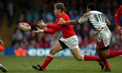 11.11.06  Wales v Pacific Islands Wales new boy Gavin Evans passes as Tusi Pisi closes in.  
