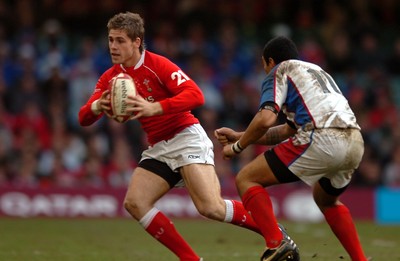 11.11.06  Wales v Pacific Islands  Wales new boy Gavin Evans tries to go around Tusi Pisis.  