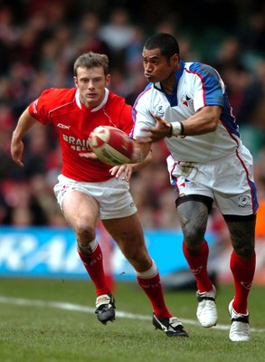 11.11.06  Wales v Pacific Islands  Islanders Lome Fa'atau passes under pressure from Kevin Morgan.  