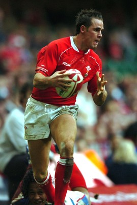 11.11.06  Wales v Pacific Islands  Wales lee Byrne outpaces Daniel Leo. 