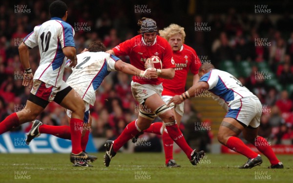 11.11.06 - Wales v Pacific Islanders - Invesco Perpetual Series - Wales' Alun Wyn Jones takes on Pacific Islanders' Mahonri Schwalger(L) and Tevita Taumoepeau 