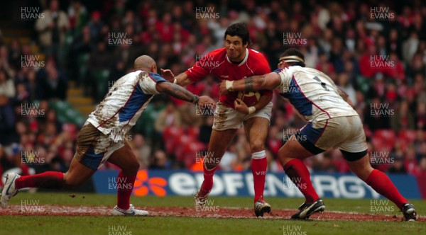 11.11.06 - Wales v Pacific Islanders - Invesco Perpetual Series - Wales' Mike Phillips is tackled by Pacific Islanders' Nili Latu and Justin Va'a (R) 