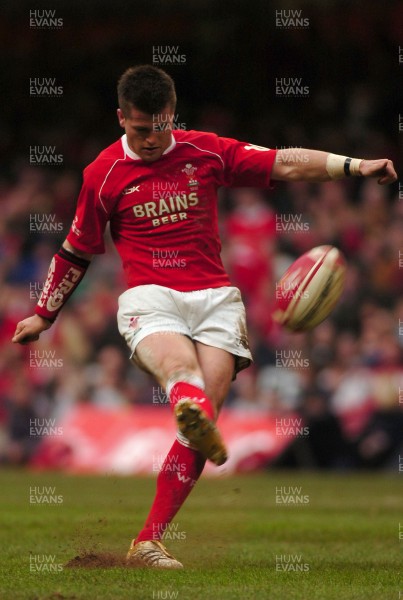 11.11.06 - Wales v Pacific Islanders - Invesco Perpetual Series - Wales' Ceri Sweeney kicks at goal 