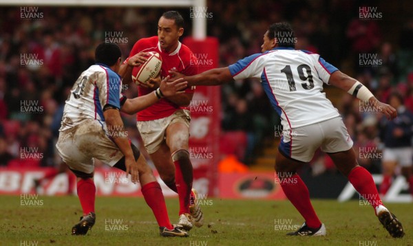 11.11.06 - Wales v Pacific Islanders - Invesco Perpetual Series - Wales' Sonny Parker takes on Pacific Islanders' Tusi Pisi(L) and Epi Taione 
