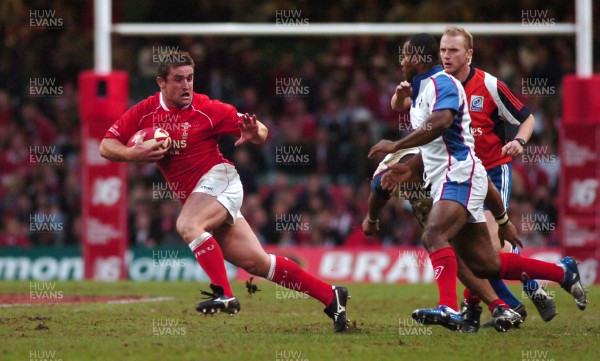 11.11.06 - Wales v Pacific Islanders - Invesco Perpetual Series - Wales' Huw Bennett gets into space 