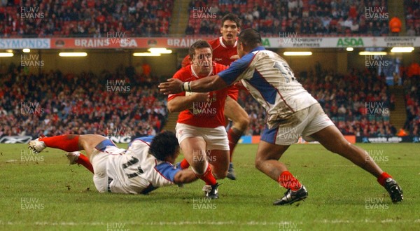 11.11.06 - Wales v Pacific Islanders - Invesco Perpetual Series - Wales' Huw Bennett takes on Pacific Islanders' Sailosi Tagicakibau(L) and Sailosi Tagicakibau 