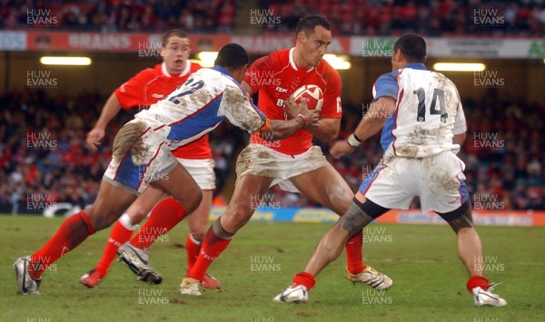 11.11.06 - Wales v Pacific Islanders - Invesco Perpetual Series - Wales' Sonny Parker takes on Pacific Islanders' Kameli Ratuvou(L) and Lome Fa'atau 