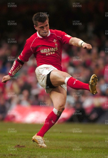 11.11.06 - Wales v Pacific Islanders - Invesco Perpetual Series - Wales' Ceri Sweeney kicks at goal 