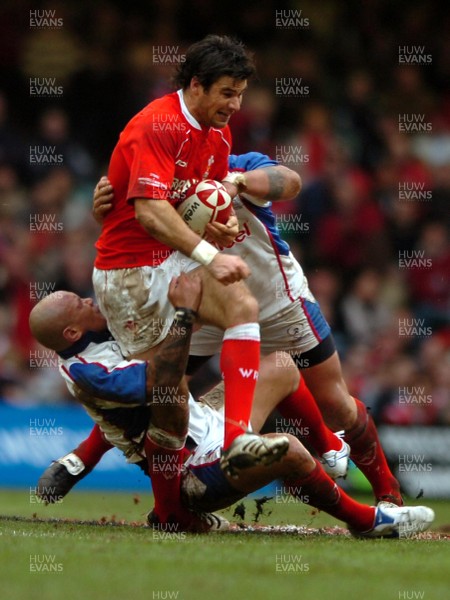 11.11.06  Wales v Pacific Islands  Wales Mike Phillips is tackled by Nili Latu and Tusi Pisi.  