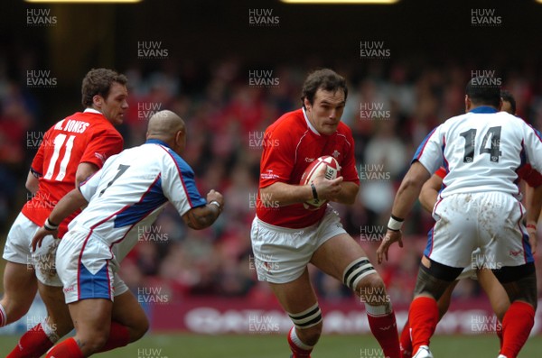 11.11.06  Wales v Pacific Islands  Wales Robert Sidoli takes on Nili Latu and Lome Fa'atau  