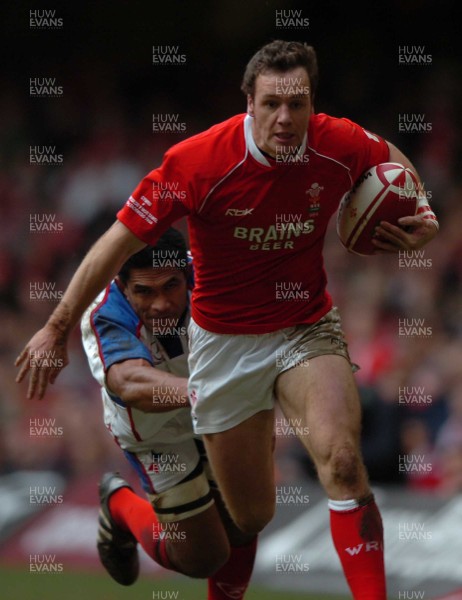11.11.06  Wales v Pacific Islands  Wales Mark Jones outpaces Semo Sititi.  