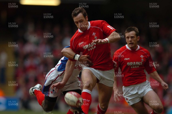 11.11.06  Wales v Pacific Islands  Mark Jones kicks past Lome Fa'atau  