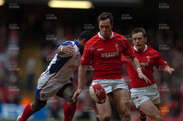 11.11.06  Wales v Pacific Islands  Mark Jones kicks past Lome Fa'atau  