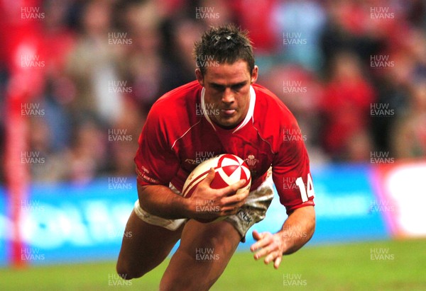 11.11.06  Wales v Pacific Islands  Wales Lee Byrne dives over to score try.  