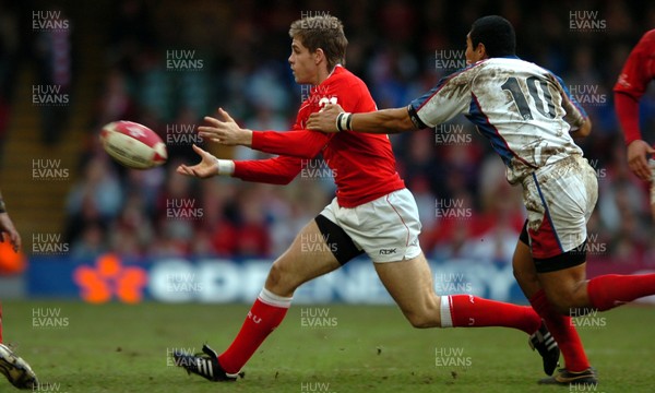 11.11.06  Wales v Pacific Islands Wales new boy Gavin Evans passes as Tusi Pisi closes in.  