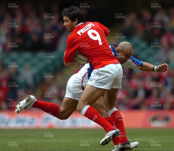11.11.06  Wales v Pacific Islands Wales Mike Phillips slips past Nili Latu 