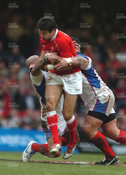 11.11.06  Wales v Pacific Islands Wales Mike Phillips is tackled by Nili latu(lt) and Justin Va'a 