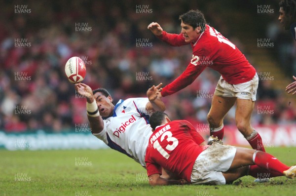 11.11.06  Wales v Pacific Islands Islanders Epi Taione is tackled by Sonny Parker and James Hook 