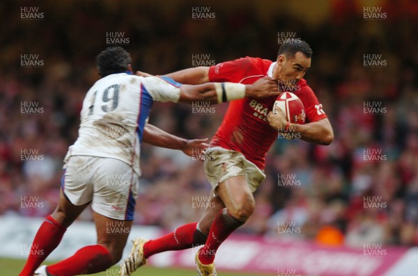 11.11.06  Wales v Pacific Islands Wales Sonny Parker hands off Epi Taione 