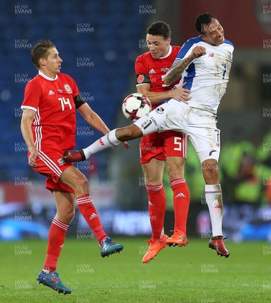 141117 - Wales v Panama - International Friendly - Blas Perez of Panama goes for the ball with David Edwards and James Chester of Wales