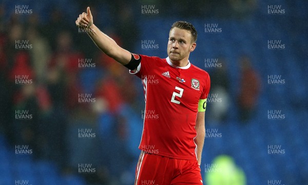 141117 - Wales v Panama - International Friendly - Chris Gunter of Wales thanks the fans at full time