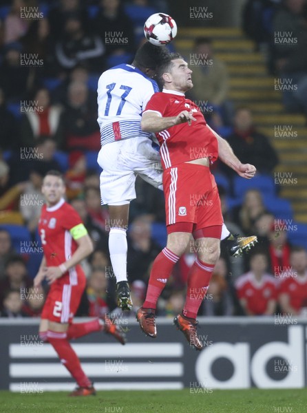141117 - Wales v Panama, International Friendly match - Sam Vokes of Wales and Luis Ovalle of Panama compete for the ball