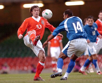 010306 - Wales v Paraguay - International Friendly - The Millennium Stadium - Wales' Simon Davies takes on Paulo da Silva 