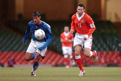 010306 - Wales v Paraguay - International Friendly - The Millennium Stadium - Wales' Ryan Giggs takes on Delio Toledo 