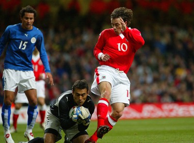 010306Wales v Paraguay, Friendly International, Millennium Stadium, Cardiff Wales' Simon Davies challenges keeper Justo Villar �Huw Evans, Cardiff