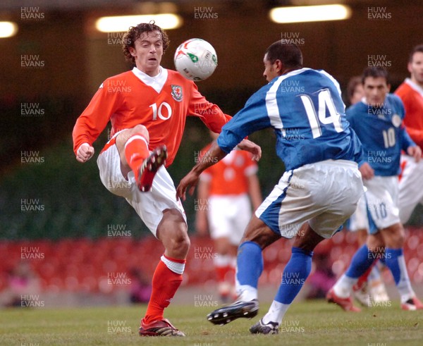 010306 - Wales v Paraguay - International Friendly - The Millennium Stadium - Wales' Simon Davies takes on Paulo da Silva 