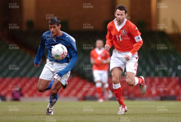 010306 - Wales v Paraguay - International Friendly - The Millennium Stadium - Wales' Ryan Giggs takes on Delio Toledo 