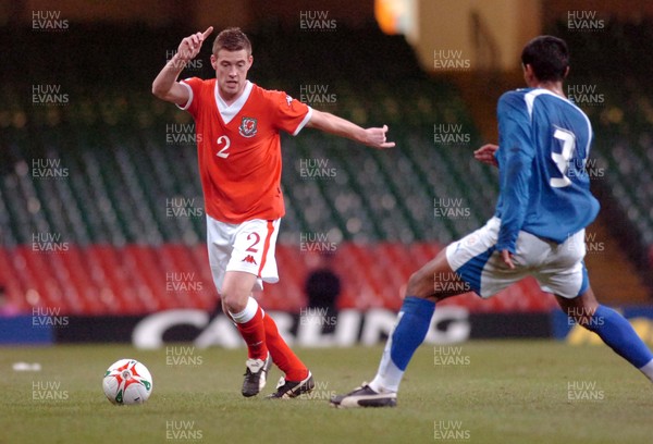 010306 - Wales v Paraguay - International Friendly - The Millennium Stadium - Wales' Rob Edwards takes on Delio Toledo 