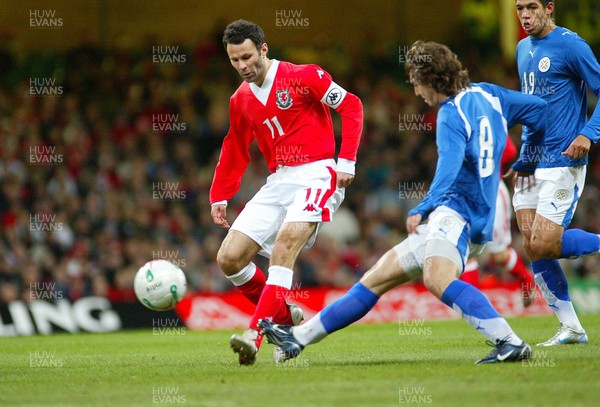 010306Wales v Paraguay, Friendly International, Millennium Stadium, Cardiff Wales' Ryan Giggs is challenged by Edgar Barreto  