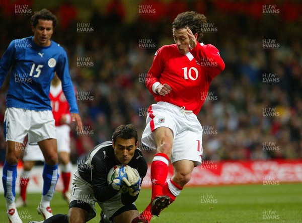 010306Wales v Paraguay, Friendly International, Millennium Stadium, Cardiff Wales' Simon Davies challenges keeper Justo Villar �Huw Evans, Cardiff