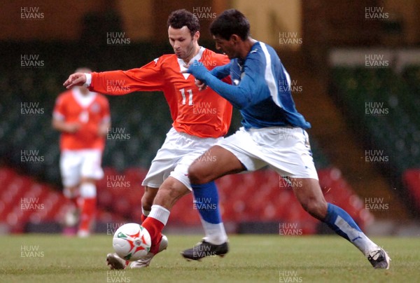 010306 - Wales v Paraguay - International Friendly - The Millennium Stadium - Wales' Ryan Giggs takes on Delio Toledo 