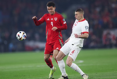 260324 - Wales v Poland, Euro 2024 qualifying Play-off Final - Brennan Johnson of Wales and Jakub Piotrowski of Poland compete for the ball