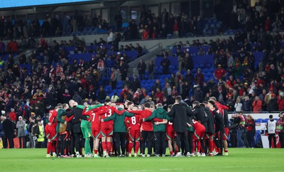 260324 - Wales v Poland, Euro 2024 qualifying Play-off Final - The Wales team and management huddle up at the end of the match