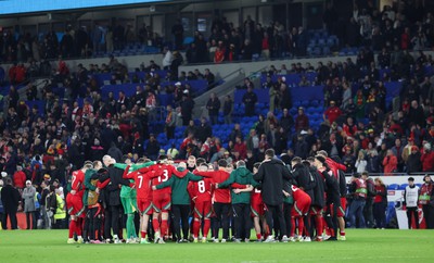 260324 - Wales v Poland, Euro 2024 qualifying Play-off Final - The Wales team and management huddle up at the end of the match