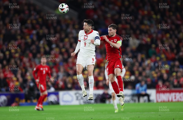 260324 - Wales v Poland, Euro 2024 qualifying Play-off Final - Robert Lewandowski of Poland and  Ben Davies of Wales compete for the ball