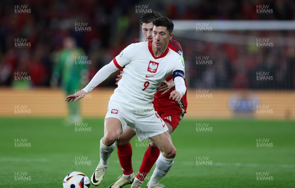 260324 - Wales v Poland, Euro 2024 qualifying Play-off Final - Robert Lewandowski of Poland holds off Ben Davies of Wales