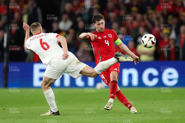 260324 - Wales v Poland, Euro 2024 qualifying Play-off Final - Ben Davies of Wales plays the ball past Jakub Piotrowski of Poland