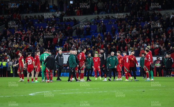 260324 - Wales v Poland, Euro 2024 qualifying Play-off Final - The Wales team and management huddle up at the end of the match