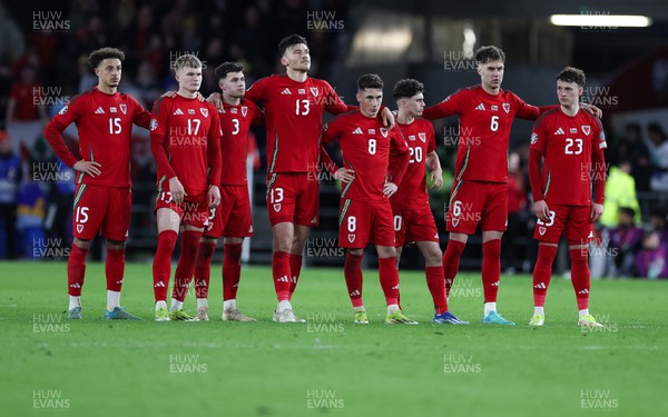 260324 - Wales v Poland, Euro 2024 qualifying Play-off Final - The Wales team during the penalty shoot out