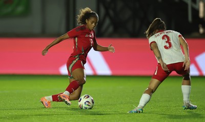 281025 - Wales v Poland, Women’s International Challenge Match - Teagan Scarlett of Wales looks to get a shot at goal