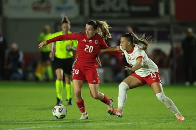 281025 - Wales v Poland, Women’s International Challenge Match - Carrie Jones of Wales holds off Emilia Szymczak of Poland